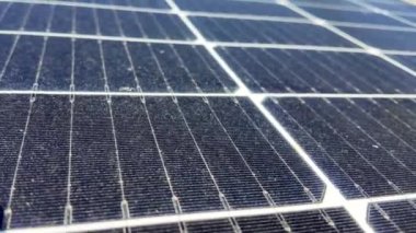 Evin çatısındaki güneş panelleri.