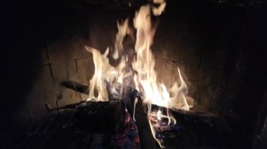 ahşap şömine yanıyor