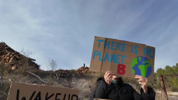 気候変動のコンセプト プラカードで抗議する母親を持つ少年 — ストック動画