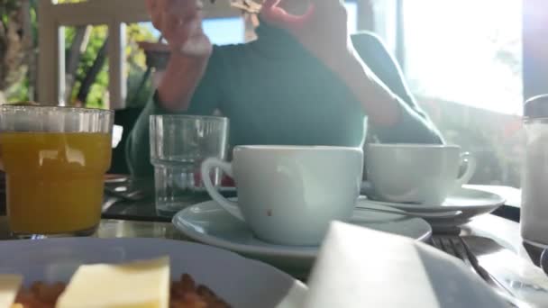 Genç Bir Kadın Sabah Kahvaltı Yapıyor — Stok video