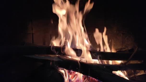 暖炉で燃えている木 — ストック動画
