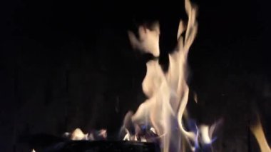 ahşap şömine yanıyor