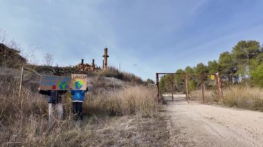 İklim değişikliği kavramı. Erkekler pankartlarla protesto ediyor