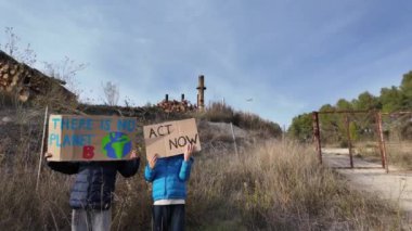 İklim değişikliği kavramı. Erkekler pankartlarla protesto ediyor