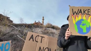 İklim değişikliği kavramı. Annesi olan oğlanlar pankartlarla protesto ediyor