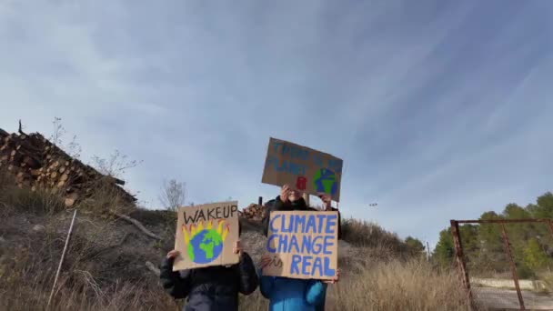 Concepto Cambio Climático Niños Con Madre Protesta Con Pancartas — Vídeo de stock