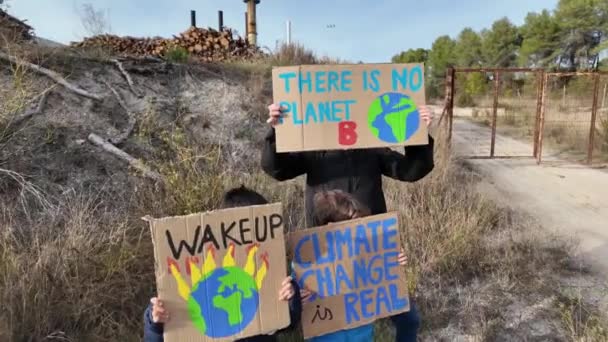 Концепція Зміни Клімату Хлопчики Матір Протесті Плакатами — стокове відео
