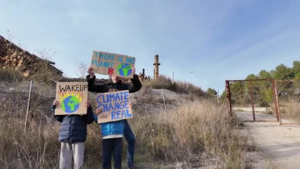 Klimawandelkonzept Jungen Mit Mutter Protestieren Mit Plakaten — Stockvideo