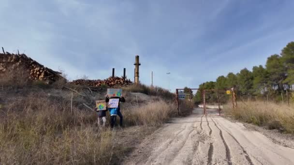 気候変動のコンセプト プラカードで抗議する母親を持つ少年 — ストック動画