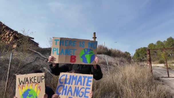 Концепція Зміни Клімату Хлопчики Матір Протесті Плакатами — стокове відео