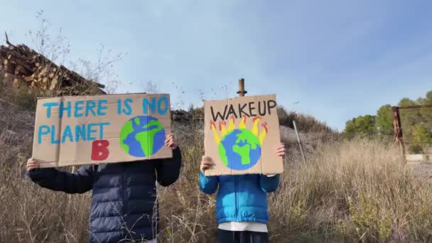 Éghajlatváltozás Koncepciója Fiúk Tiltakoznak Plakátokkal — Stock videók