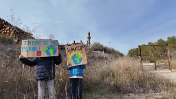 Έννοια Της Αλλαγής Του Κλίματος Αγόρια Διαμαρτυρία Πλακάτ — Αρχείο Βίντεο
