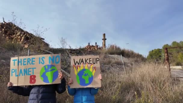 Koncepcja Zmiany Klimatu Chłopcy Protestują Tabliczkami — Wideo stockowe