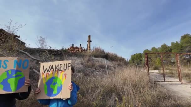 Conceito Mudança Climática Meninos Protesto Com Cartazes — Vídeo de Stock