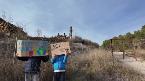 气候变化概念 用标语牌抗议的男孩 — 图库视频影像