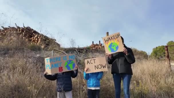 Éghajlatváltozás Koncepciója Fiúk Anyával Tiltakoznak Plakátokkal — Stock videók