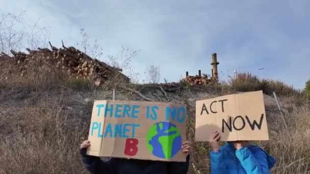 Koncepce Změny Klimatu Chlapci Protest Plakáty — Stock video