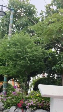 Sırt çantalı kadın gezginin arkasında Güneydoğu Asya 'daki Budist kültürünün cazibe mimari geçidinde yürüyor.