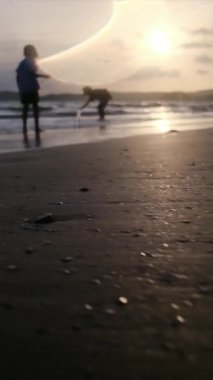 Kumsalda oynayan küçük çocuklar.