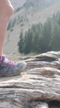 Turist çocuğun ayaklarıyla yaklaş dağlarda yürümeye başla.