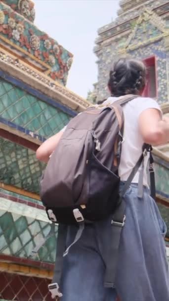 Sırt Çantalı Bir Kadın Güneydoğu Asya Budist Kültüründe Yürüyor — Stok video