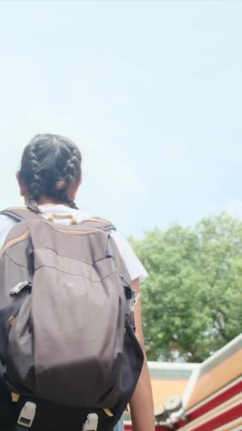 Γυναίκα Σακίδιο Περπάτημα Στην Παγόδα Του Βουδιστικού Πολιτισμού Στη Νοτιοανατολική — Αρχείο Βίντεο