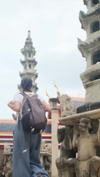 Donna Con Zaino Camminare Pagoda Cultura Buddista Nel Sud Est — Video Stock