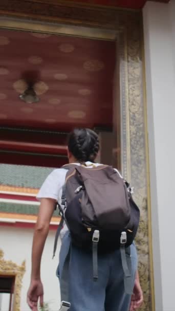 Γυναίκα Σακίδιο Ταξίδι Πόδια Στην Αρχιτεκτονική Έλξης Παγόδα Του Βουδιστικού — Αρχείο Βίντεο