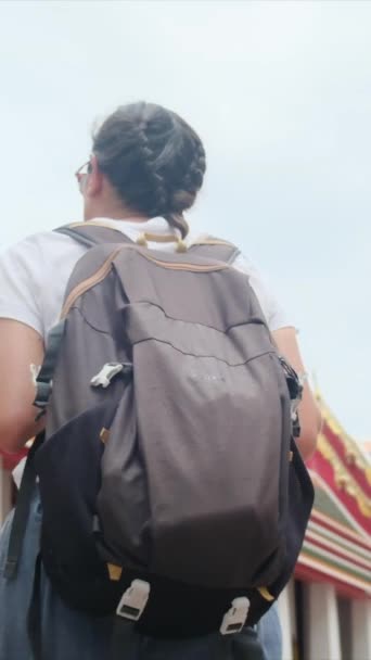 Mujer Con Mochila Viaje Caminando Pagoda Arquitectura Atracción Cultura Budista — Vídeo de stock