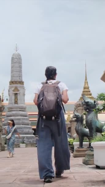 Utazó Hátizsák Utazás Séta Attrakció Építészet Pagoda Buddhista Kultúra Délkelet — Stock videók