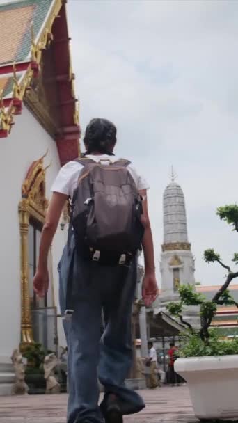 Viaggiatore Donna Con Zaino Viaggio Piedi Nell Attrazione Architettura Pagoda — Video Stock