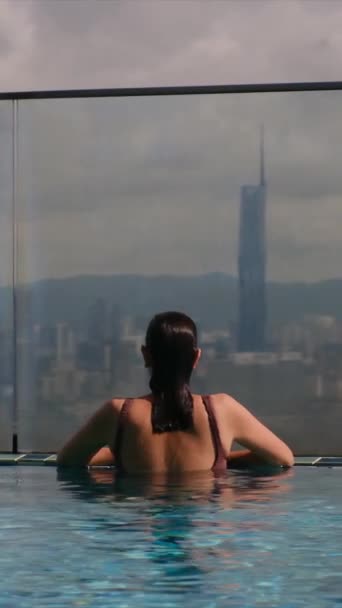 Mujer Viaje Nadando Piscina Infinita Azotea Sobre Horizonte Ciudad — Vídeo de stock