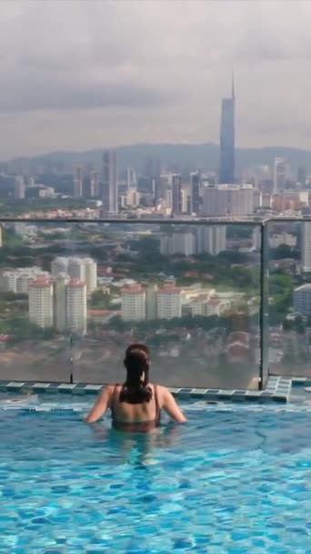 Şehir Silueti Üzerinde Sonsuz Havuzda Yüzen Seyahat Eden Bir Kadın — Stok video