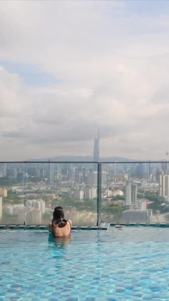 Mujer Viaje Nadando Piscina Infinita Azotea Sobre Horizonte Ciudad — Vídeo de stock