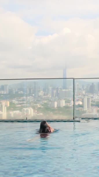 Travel Woman Swimming Rooftop Infinity Pool City Skyline — Stock Video