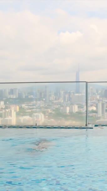 Podróżująca Kobieta Pływająca Basenie Bezkresnym Dachu Nad Panoramą Miasta — Wideo stockowe