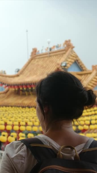 背着背包走在佛寺里的女人 — 图库视频影像