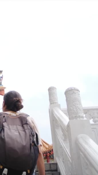 Mujer Con Mochila Caminando Pagoda Cultura Budista Sudeste Asiático — Vídeo de stock