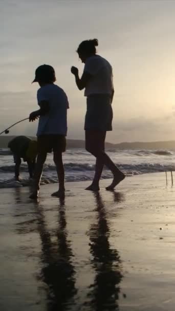 Силуэты Матери Сыновей Играющих Спокойном Пляже — стоковое видео