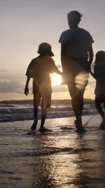 Aile Bağının Yürek Isıtan Özünü Bir Annenin Oğullarının Sakin Bir — Stok video