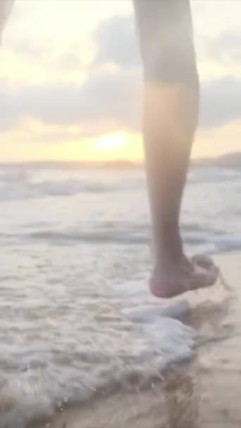 Gambe Donna Nella Sabbia Che Corre Vicino Mare All Oceano — Video Stock