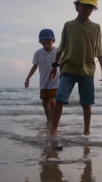 Маленькі Хлопчики Грають Пляжі — стокове відео