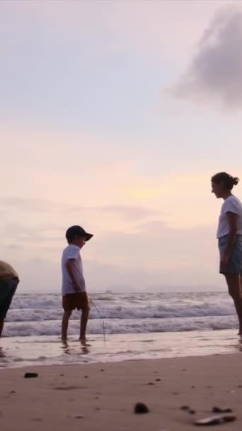Sylwetki Młodej Kobiety Synami Plaży Zachodzie Słońca — Wideo stockowe