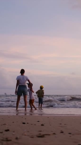 Σιλουέτες Νεαρής Γυναίκας Γιους Στην Παραλία Ηλιοβασίλεμα — Αρχείο Βίντεο