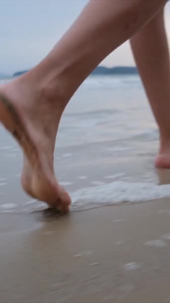 Gambe Donna Nella Sabbia Passeggiando Sul Mare Sull Oceano Durante — Video Stock
