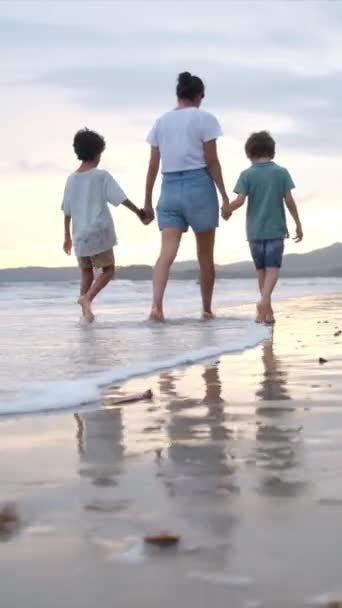 Siluetas Una Joven Con Hijos Playa Atardecer — Vídeos de Stock