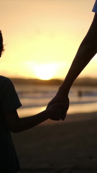 Tapasztalja Meg Családi Kötelék Szívmelengető Esszenciáját Mint Egy Anya Fia — Stock videók