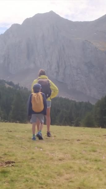 Młoda Kobieta Turysta Chłopcem Wędrówki Górach — Wideo stockowe