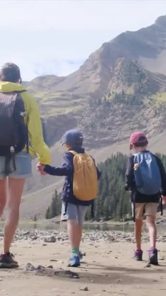Užijte Slunné Roční Období Mladistvými Turistickými Nadšenci Žena Svými Syny — Stock video