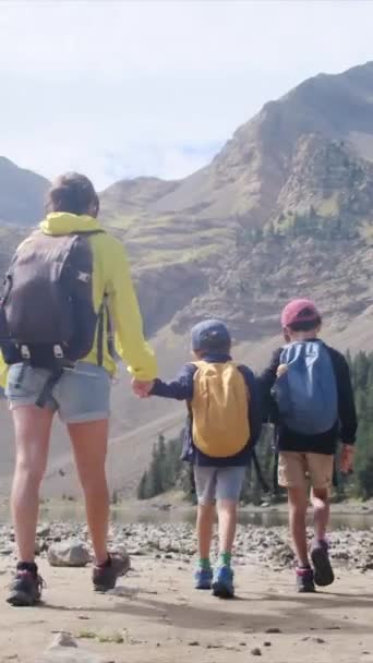 Genießen Sie Die Sonnigen Jahreszeiten Mit Jugendlichen Wanderfreunden Frau Mit — Stockvideo